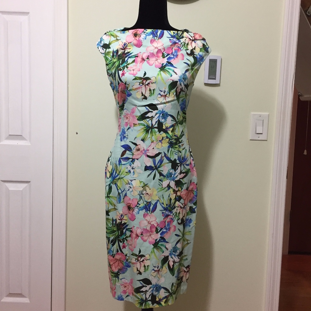 Spring floral dress - Size: Small